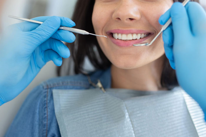 Paciente realizando limpieza dental en clínica moderna